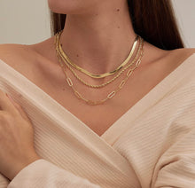 Load image into Gallery viewer, Sarai Golden Necklace Set
